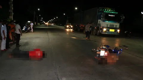 รีบไปซื้อนมให้ลูก! ขี่ข้ามเลนตัดหน้า ชนกระจายตาย 1 สาหัส 1