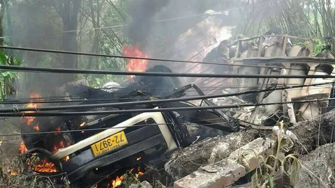 รถบรรทุกพลิกคว่ำตกถนนไฟลุกท่วม ถูกคลอกคารถ ดับ 2