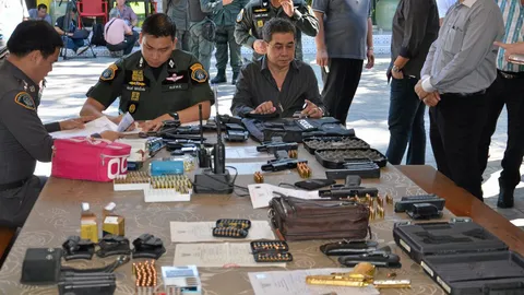 ป.ค้นบ้าน ไชยา สะสมทรัพย์ ปืนเพียบ (ชมคลิป)