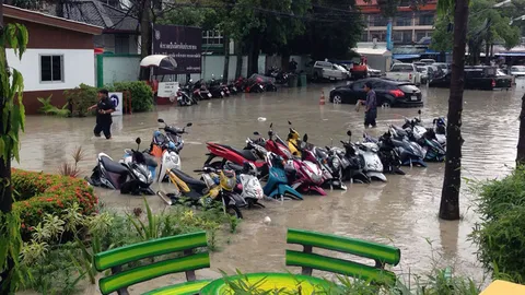 ซ้ำซาก!! ฝนถล่มวูบเดียว โรงพักป่าตอง จมบาดาล