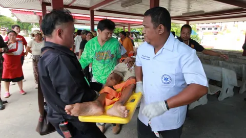 อุ้มมาทิ้งในวัด ชายชราผอมกะหร่อง ก้มกราบแล้วขึ้นรถหนี