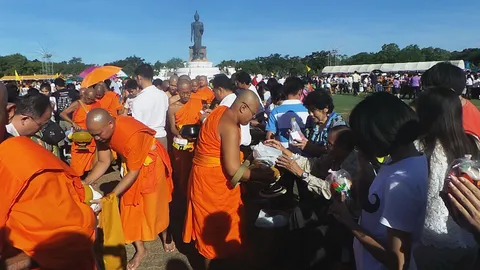 พุทธมณฑลคึกคัก พุทธศาสนิกชนแห่ร่วมกิจกรรม วันวิสาขบูชา 