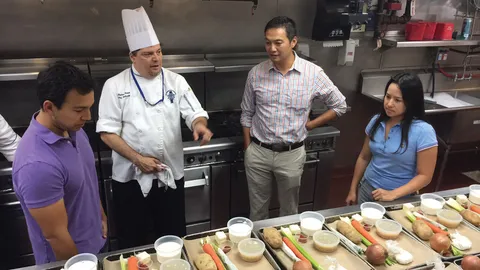 คุณพลอยเข้าคลาสอาหารไทย