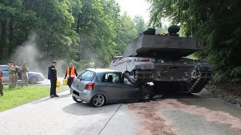 พังเละ! สาวเยอรมัน ‘มือใหม่หัดขับ’ เลี้ยวผิด โดนรถถังชนอย่างจัง