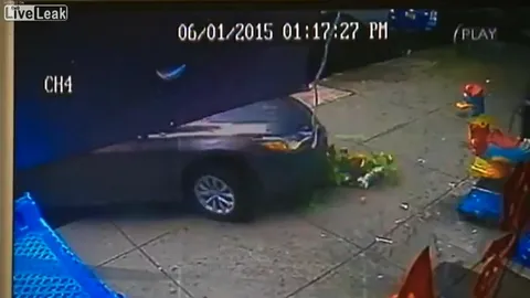 ปาฏิหาริย์! เด็กชายวัย 3 ขวบ รอดจากรถทับ (ชมคลิป)