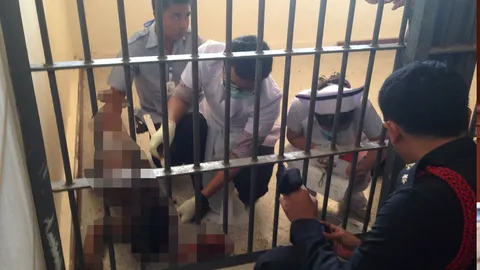 หนุ่มเมาเครียดพี่ชายตาย ญาตินำมาสงบสติในห้องขัง คิดสั้นผูกคอดับ