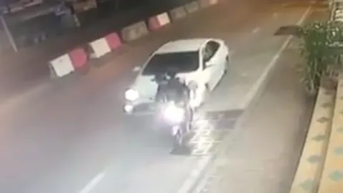 ขับชนผมทำไม! ชี้คลิปเก๋งไล่บี้จยย.ที่พัทยา น่าจะโชว์หญิง (ชมคลิป)