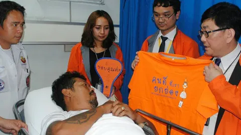 มอบเสื้อ 'คนดีที่เรายกย่อง' กู้ภัยช่วยเด็กแว้น-กลับถูกขู่ฆ่า  