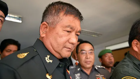 พล.ท.มนัสเครียด ไม่ได้ประกันตัว