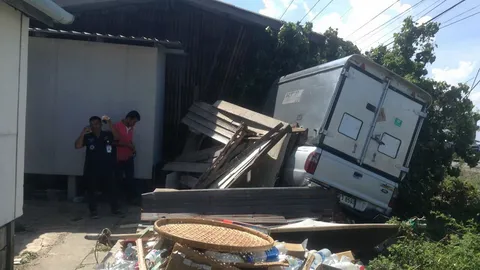 รถพ่วงตัดหน้า กระบะเบรกไม่ทัน พุ่งชนบ้านพัง