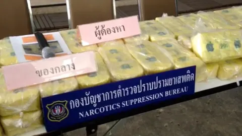 รวบแก๊งค้ายา เครือข่ายโอรส-เบนซ์ ท่าทราย ยึด 9.9 แสนเม็ด