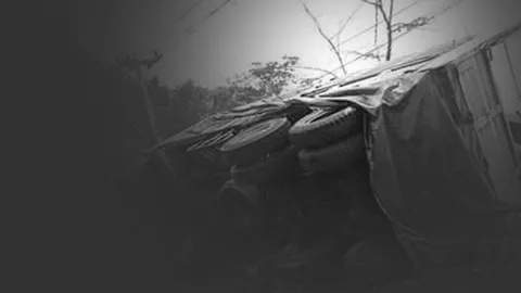 รถบรรทุกเฉี่ยวชนกระบะ-พลิกคว่ำ กู้ระทึก!หวั่นสารเคมีรั่ว