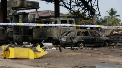 ระเบิด-ไฟคลอก ตายสยอง 175 ศพ  มีน้ำมันรั่วไปจากปั๊มลงน้ำท่วมแล้วไฟลุก