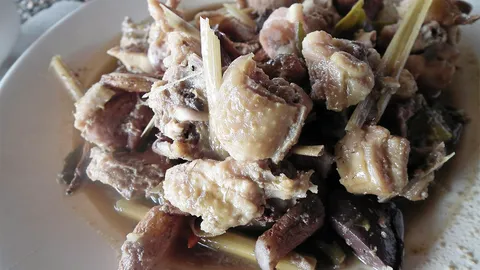 ไก่รวนปลาร้า "คูเหลา" อร่อยริมคู เมนูบ้านทุ่ง