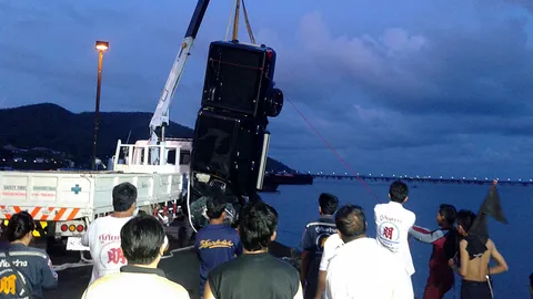 หนุ่มน่านทะเลาะเมียคิดสั้น ขับรถขึ้นสะพานปลาอ่าวอุดมก่อนพุ่งลงทะเลดับ  