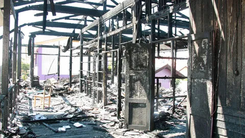 ไฟไหม้อาคารไม้เก่า 40 ปี โรงเรียนดังสมุทรปราการ วอดเกือบหมด