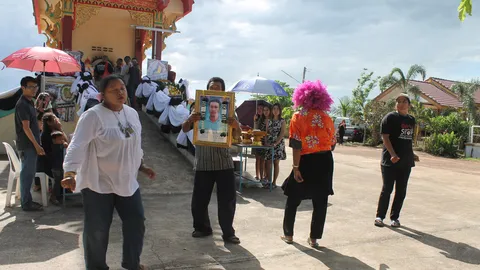 ฮือฮา!! งานศพ 'นายชิด' นักเชียร์รำวง ญาติเปิดเครื่องเสียงเต้นหน้าศพ