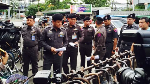 ลุยค้นร้านแต่ง จยย. ย่านสายไหม พบสินค้าละเมิดลิขสิทธ์เพียบ