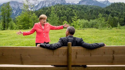 อย่างฮา! ชาวเน็ตตัดต่อภาพ แมร์เคิล-โอบามา ขณะชมเขาแอลป์