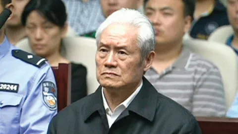 'จับเสือเฒ่าใส่กรง'! จำคุกตลอดชีวิต โจว หย่งคัง อดีตหัวหน้าความมั่นคงจีน