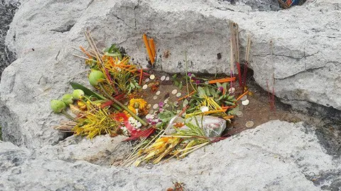 ชาวลำปางสวดยับ พิธีกรดัง เหยียบรอยพระพุทธบาท จี้ขอขมา