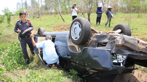 พังยับ! โชคดีไม่ตาย หนุ่มวัย 35  ซิ่งเบนซ์  ชนท้ายรถเก๋งพยาบาลสาว