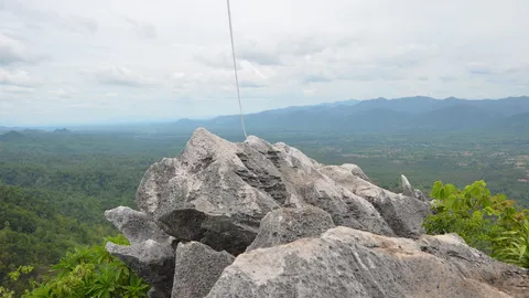 จี้ พิธีกรดังขอขมาสิ่งศักดิ์สิทธิ์ หลังพลาดเหยียบ รอยพระพุทธบาท