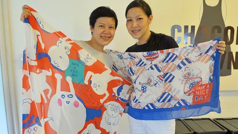 ศิลปินจิตอาสา ร่วมรังสรรค์เสื้อยืด-ผ้าพันคอ เพื่อมูลนิธิรามาฯ