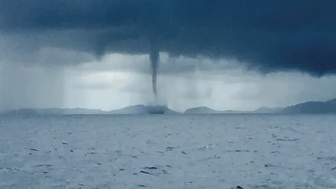 ฮือฮา! พายุงวงช้างกลางทะเลที่กระบี่ ไม่มีความเสียหาย (ชมคลิป)