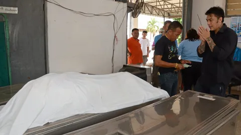 นิคกี้ พิ้ม รับศพญาติรถตู้คว่ำไฟลุกย่าง 4 ศพ