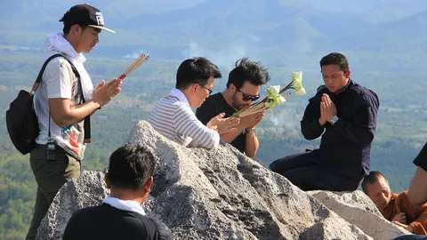 น้าเน็ก นำทีม ไทยแลนด์ก็อตทาเลนต์ ขอขมารอยพระพุทธบาทลำปาง (ชมคลิป)