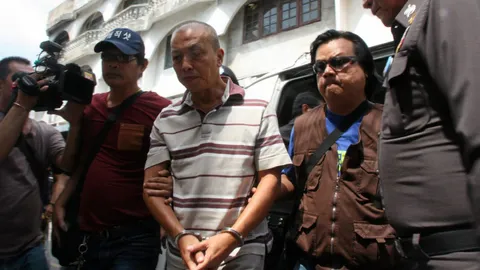 'มนตรี'ปล่อยโฮ กราบเท้าพ่อ-แม่ (ชมคลิป)