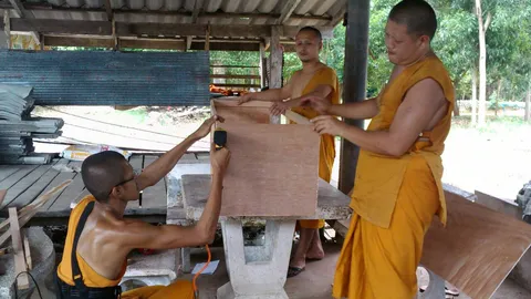 พระสตูลนักพัฒนา สร้างโลงศพบริจาคผู้ยากไร้