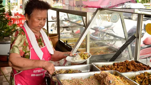 โปรฯสุดคุ้ม! ร้านข้าวแกงอ่างทองกิน 5 วันแถมกับ 1 อย่างคืนกำไรลูกค้า