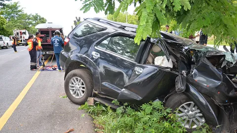  จ่าทหาร ซิ่งฟอร์จูนเนอร์ ตกร่องกลางถนน ชนต้นไม้ ดับคาที่ 3 ศพ 