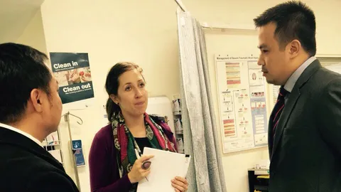 กงสุลไทยเยี่ยมหนุ่ม โดนรุมยำที่ซิดนีย์ อาการพ้นขีดอันตรายแล้ว