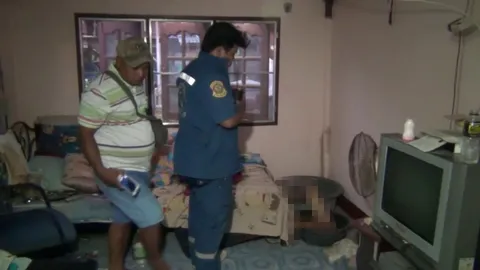 ร้อนจัด! ชายชราอยู่คนเดียว เป็นลมหน้าทิ่มดับคากะละมัง 