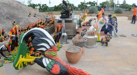 หนุ่มเมืองรถม้า เมาซ่าทุบกระจายรูปปั้นไก่ 'อนุสาวรีย์พระนเรศวร' 