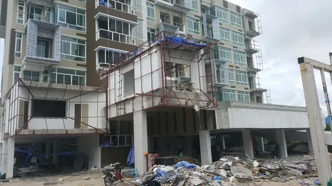 สาวตรวจอาคารกำลังสร้าง ถอยพลาด ตกชั้น 3 ดับ (ชมคลิป)