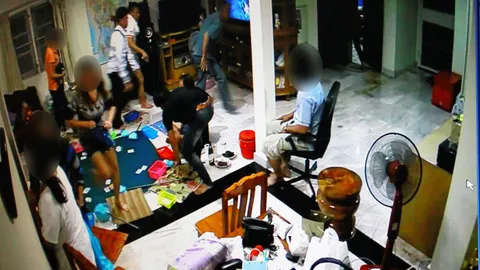 ทลายบ่อนเก้าเก! บุกบ้านจับ 15 นักพนัน หนีซ่อนในห้อง (ชมคลิป)