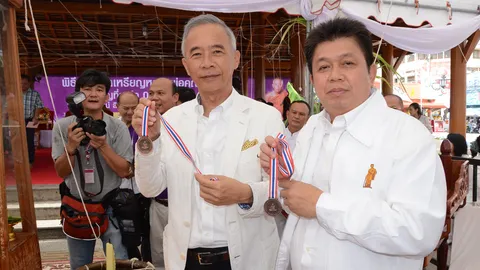แห่รับ ‘เหรียญโอลิมปิกหลวงพ่อคูณ’ โคราชแจก 6 หมื่นเหรียญ 