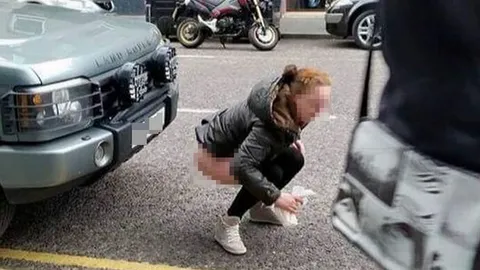 โอ้วแม่เจ้า! หญิงสกอตแลนด์ นั่งปลดทุกข์ริมถนนหน้าตาเฉย