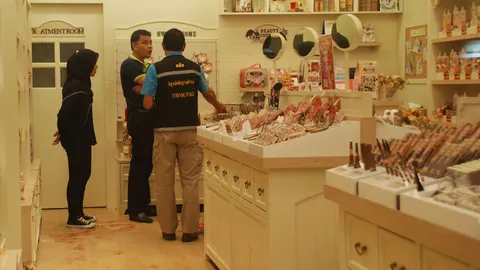 ผัวหึงโหด บุกยิงเมียเก่ากลางห้างดังเมืองตรัง ปางตาย