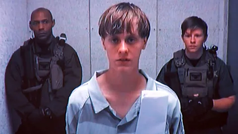 รวบมือปืนผิวขาวยิงผิวสีได้ปืนในวันเกิด (ชมคลิป)