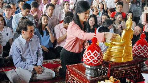 'ยิ่งลักษณ์' ทำบุญวันเกิดวัดแสนสุข 'ทักษิณ' โทรอวยพร (ชมคลิป)