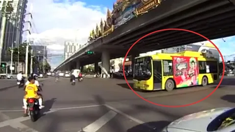 สั่งลงดาบ! โชเฟอร์ ปอ.33 ซิ่งฝ่าไฟแดง หวิดเสย จยย. สี่แยกแคราย (ชมคลิป)