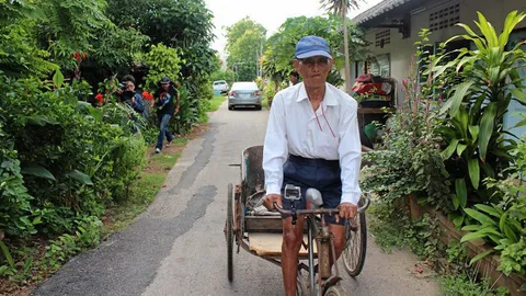 กระทรวง พม.มอบโล่ฯตาแก้วสามล้อใจบุญ