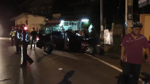 ครูสอนว่ายน้ำหวิดดับ ขับรถพุ่งชนเสาไฟฟ้า เจ็บ 3 ราย