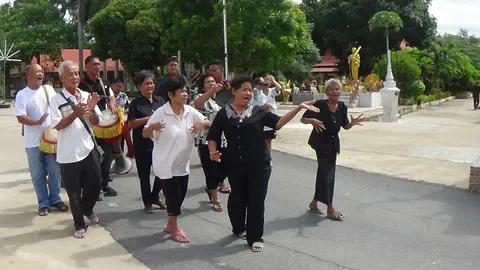 ฮือฮา! ขบวนกลองยาว-นางรำเซิ้งสุดเหวี่ยง งานเผาศพชาวอ่างทอง