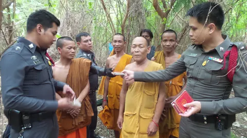 รวบแก๊งพระเขมร ตั้งเต็นท์นอนริมถนน รุ่งเช้าตระเวนกรุงบิณฑบาต